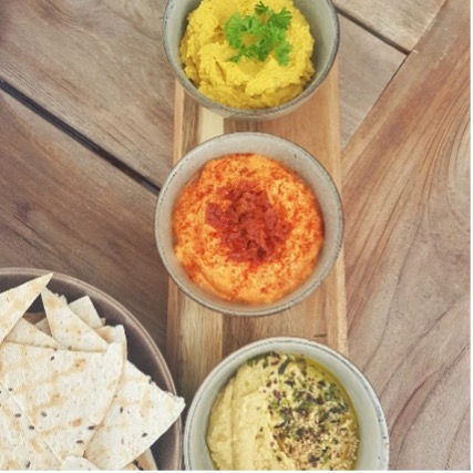 3 soorten hummus met tortilla driehoekjes