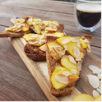 Toast met nectarine en amandel